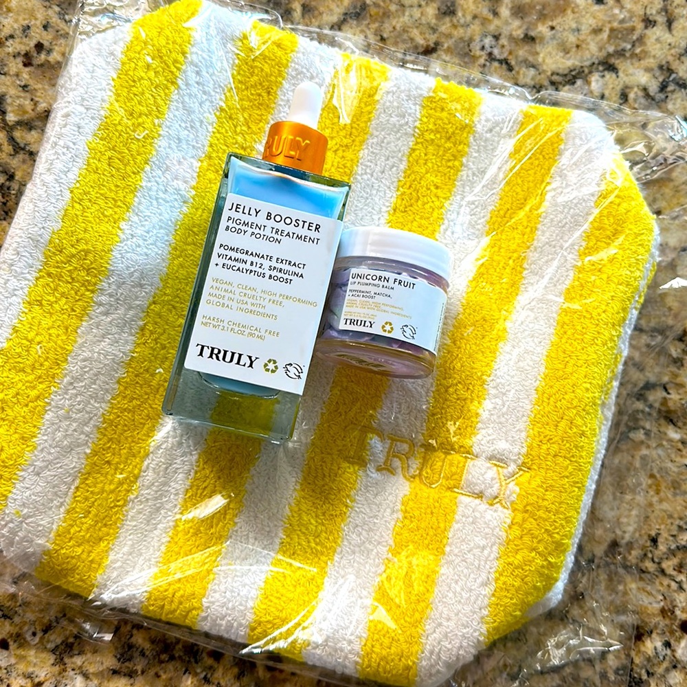 BNIB Truly Beauty gift set. (Make up, balm)